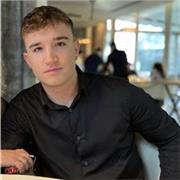 Profesor de matemáticas da clases de repaso a niños de todas las edades